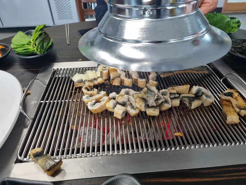 숯불 위에서 구워지는 장어