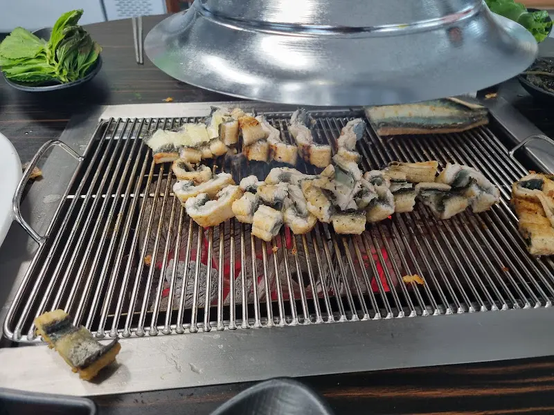 숯불 위에서 구워지는 장어