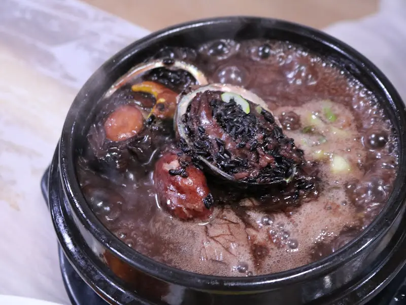흑미전복삼계탕의 비주얼