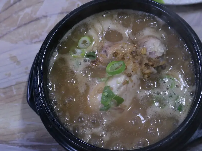 삼계탕 국물의 모습