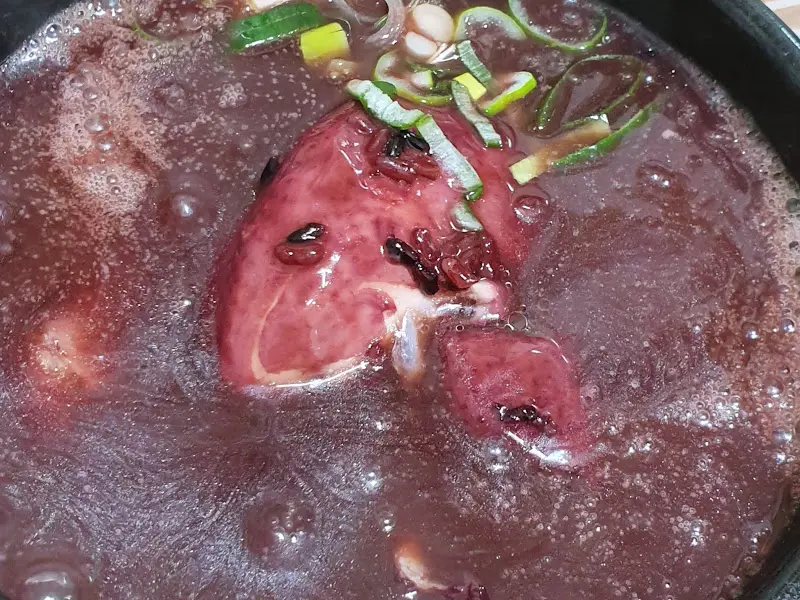 흑미전복삼계탕 국물 클로즈업