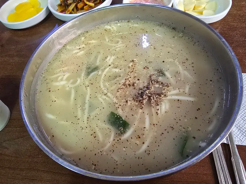 들깨가루가 뿌려진 칼국수