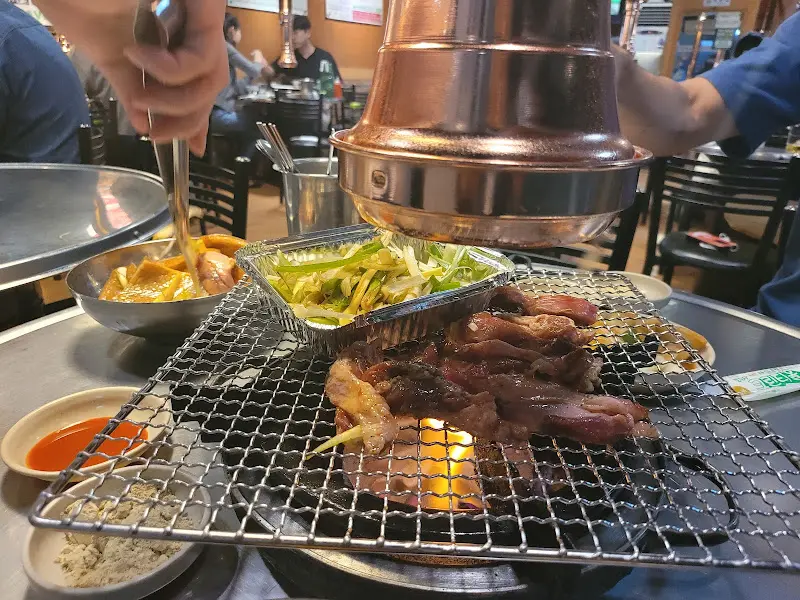 불판 위에서 익어가는 갈매기살과 대파