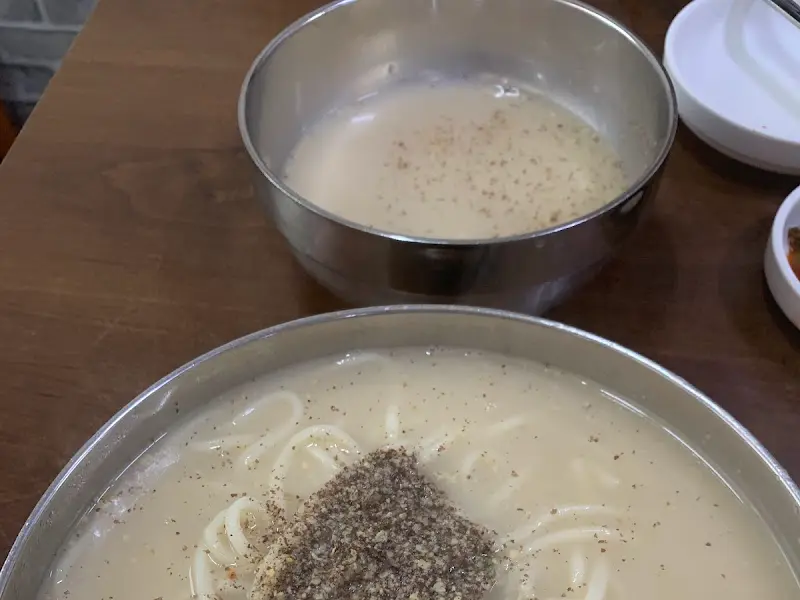 따로 제공되는 칼국수 육수