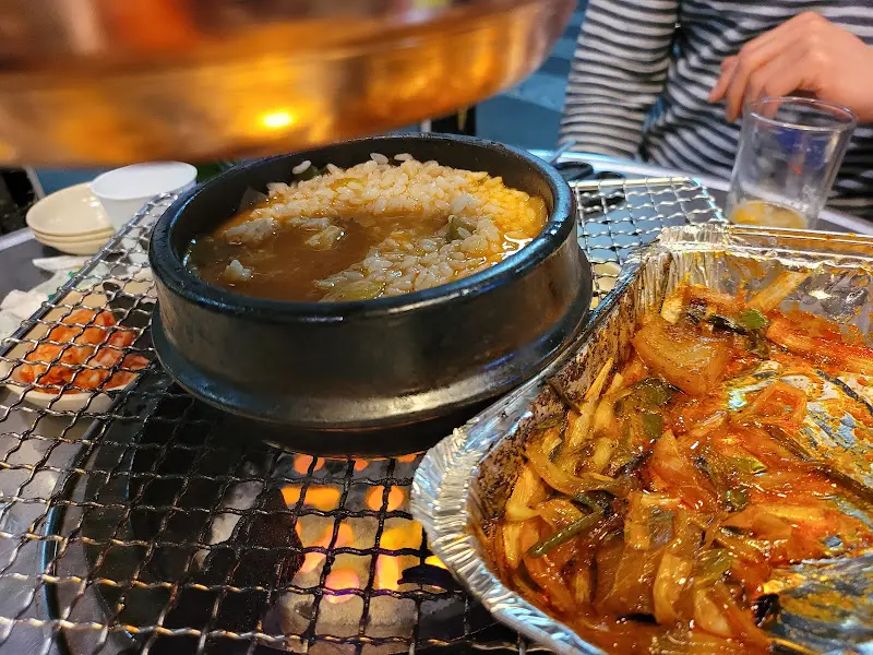 된장찌개에 밥을 말아 연탄불에 끓여먹는 모습