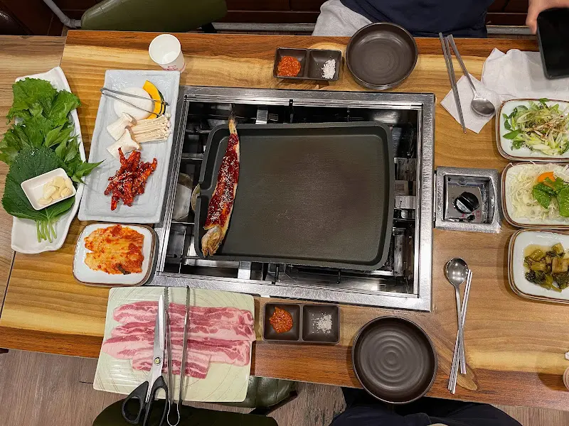 정갈하게 담긴 밑반찬들