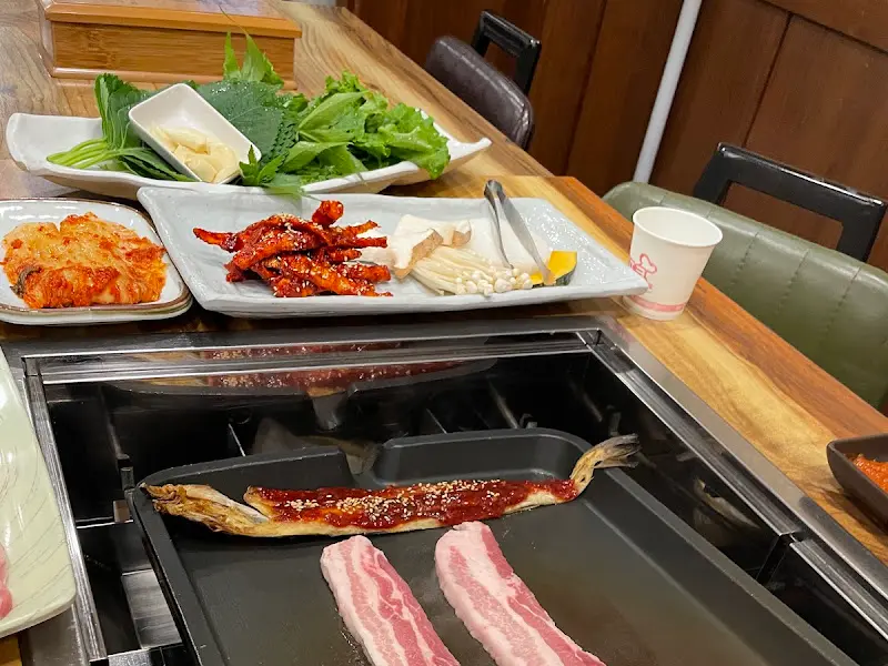 황태구이와 함께 쌈을 싸먹는 모습