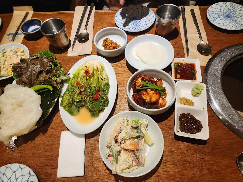 다채로운 밑반찬이 차려진 테이블