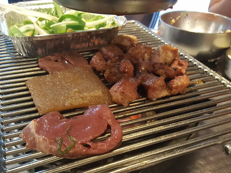 불판 위에 올려진 껍데기