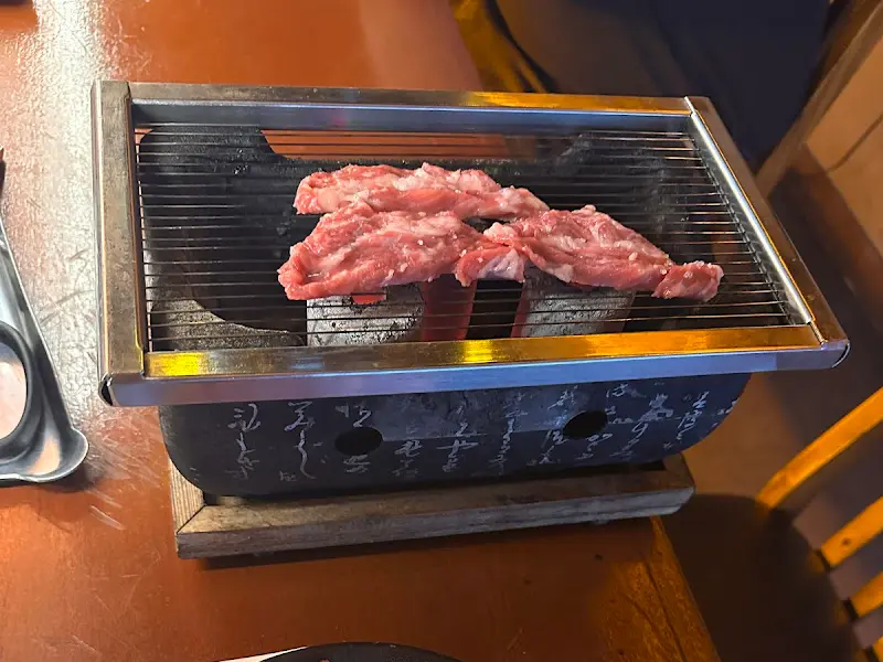 숯불 화로에 구워지는 고기