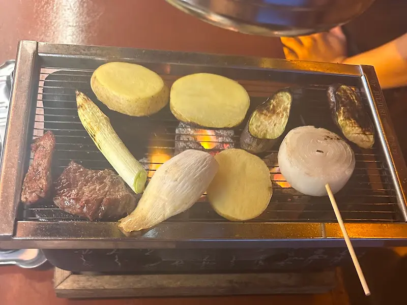 화로에 구워지는 고기와 채소