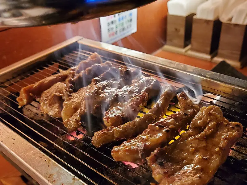 화로에 올려진 먹음직스러운 고기