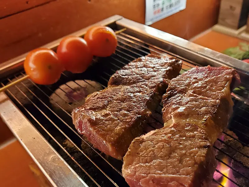 화로에 구워지는 토마토와 고기