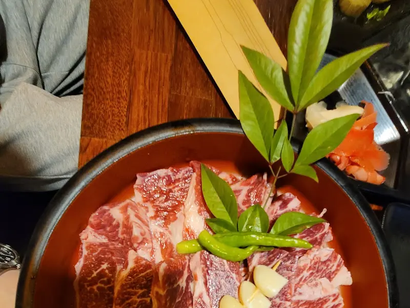 고기와 함께 장식된 녹색 잎