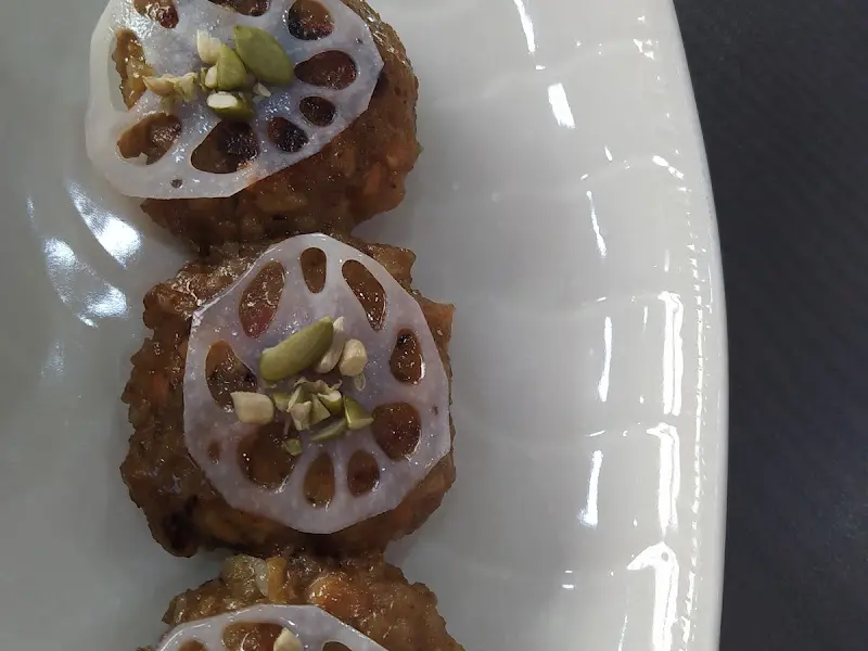 연근 슬라이스가 올라간 떡갈비