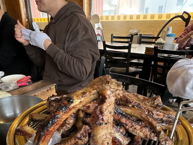 등갈비를 즐기는 사람들