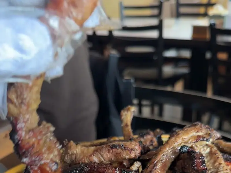 장갑을 끼고 등갈비를 뜯는 모습