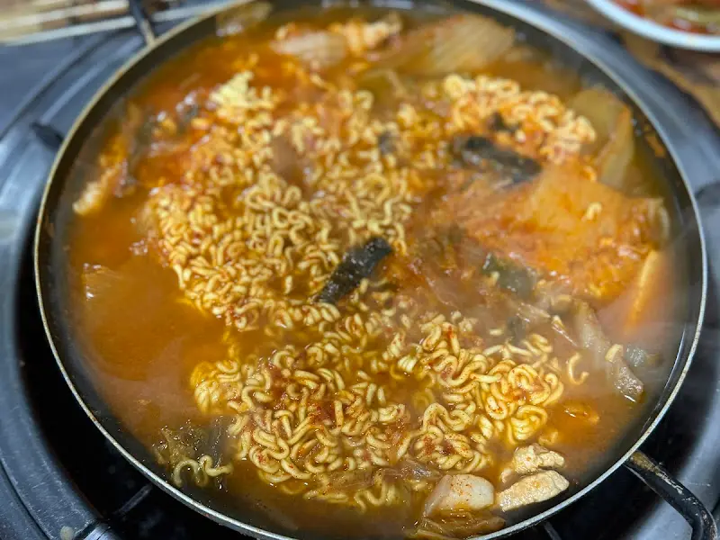 얼큰하고 시원한 김치찌개