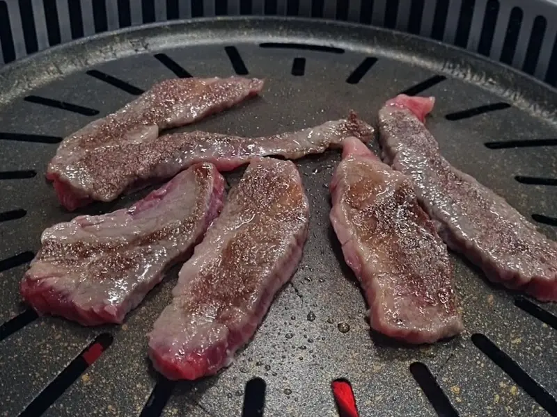불판 위에서 맛있게 익어가는 안창살