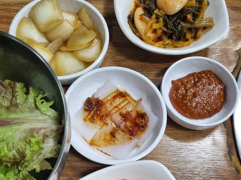 정갈하게 담겨 나온 밑반찬들