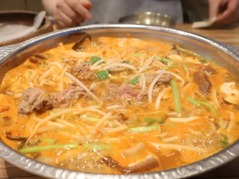 끓고 있는 샤브칼국수