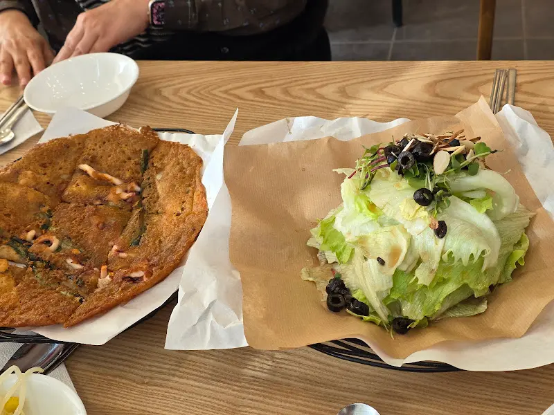 도토리 해물전과 샐러드