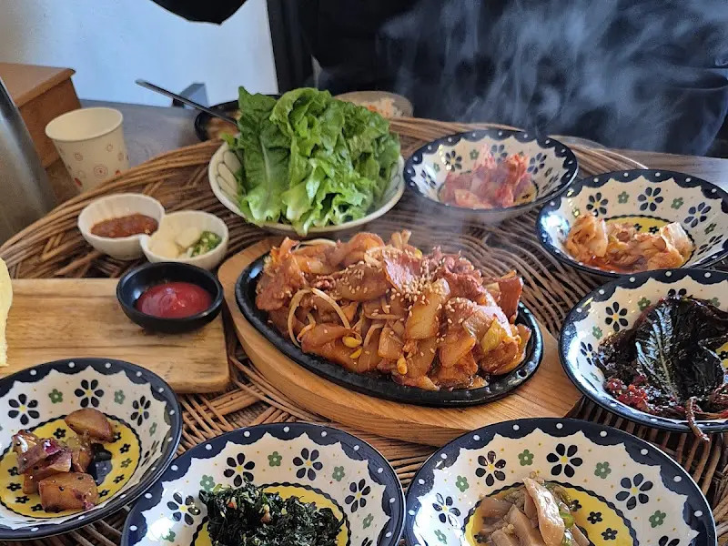 밥심 제육볶음 한 상 차림