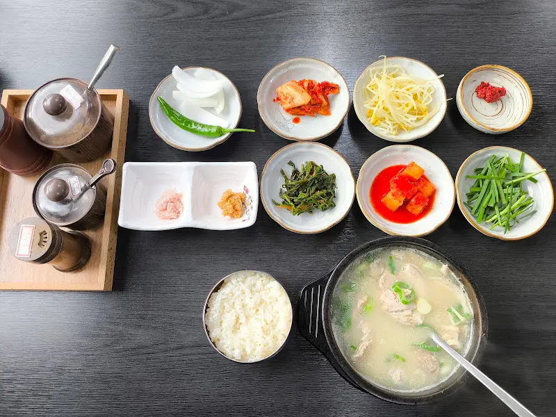 정갈하게 차려진 국밥 한 상