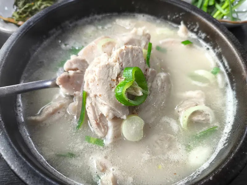 뽀얀 국물에 담긴 돼지고기의 향연