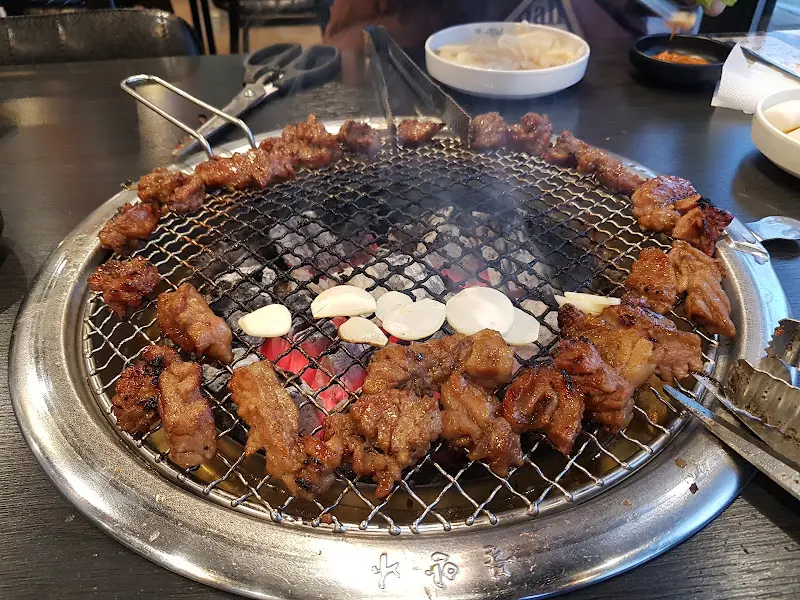 숯불 위에서 맛있게 익어가는 갈비