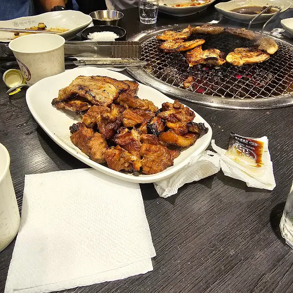 푸짐하게 구워진 갈비