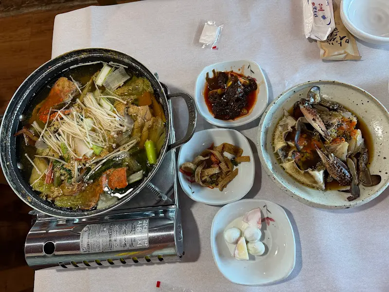 게국지, 간장게장, 그리고 다양한 반찬들