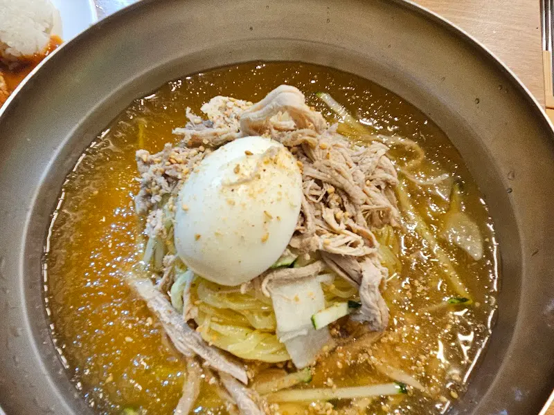 닭고기 고명이 올라간 물밀면