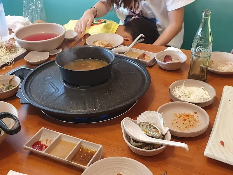 샤브샤브가 끓고 있는 테이블 풍경