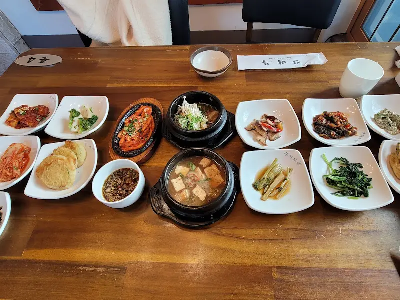 테이블 가득 차려진 곤드레밥 정식과 떡갈비 정식