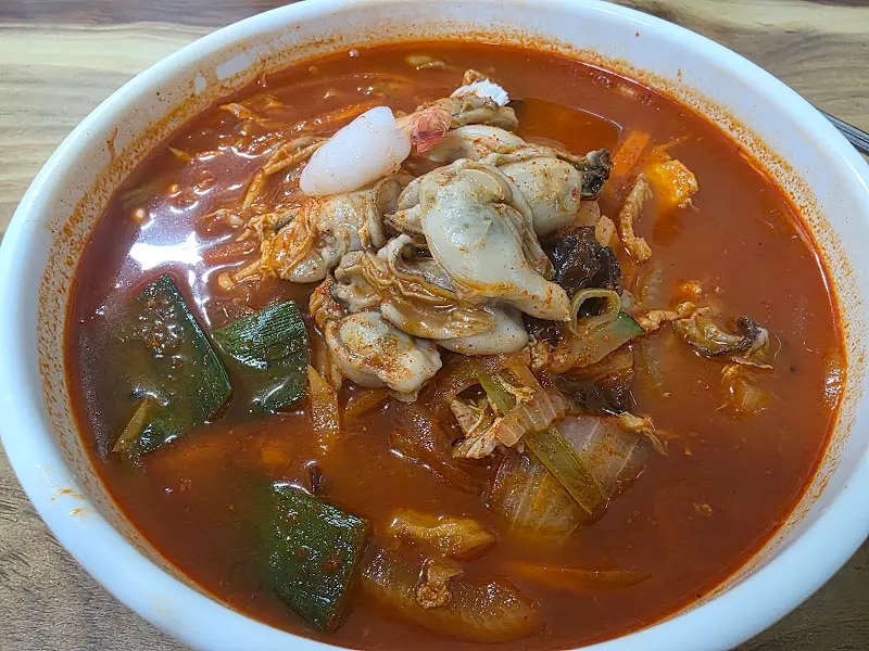 굴짬뽕밥 속 굴