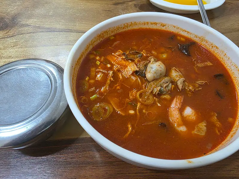 굴짬뽕밥 한 상 차림