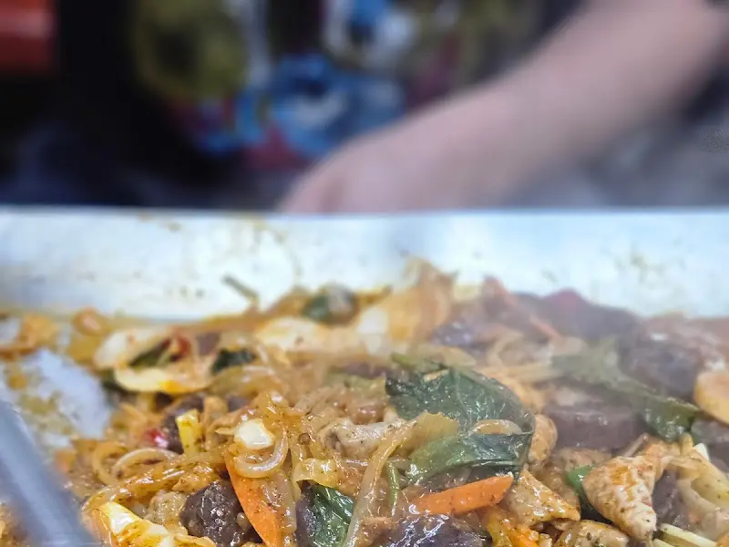 양념순대의 클로즈업 샷, 윤기가 흐르는 모습이 인상적이다.