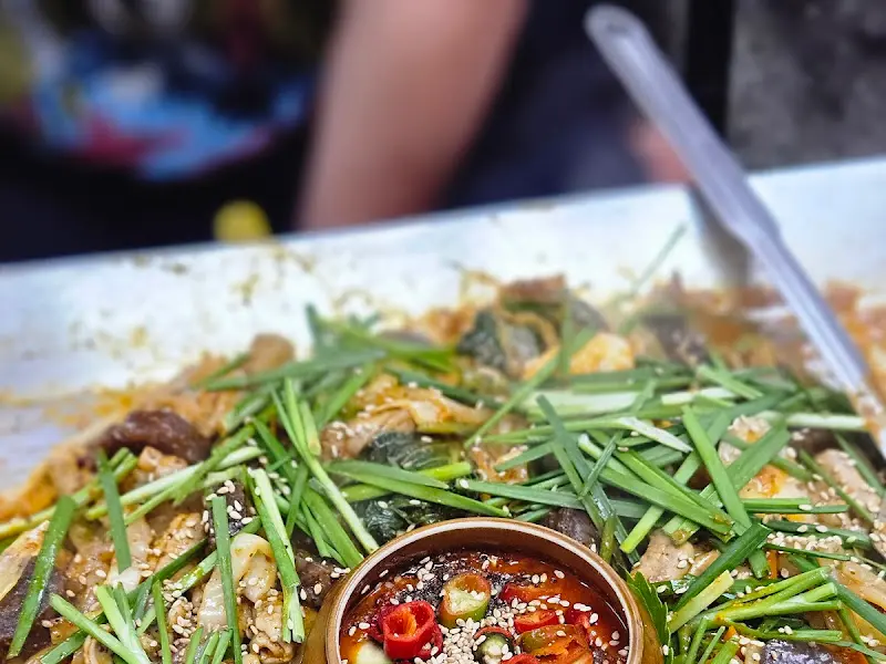 양념순대 가운데 놓인 양념장