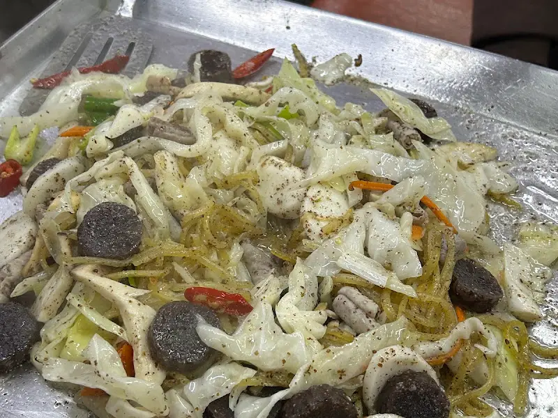 철판 위에 볶아진 백순대