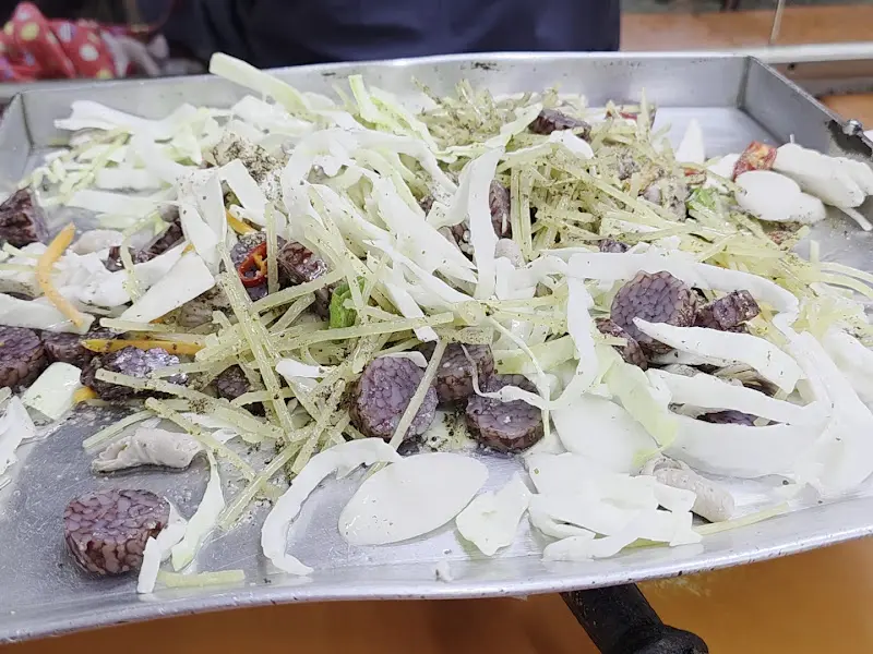 철판 가득 담긴 순대와 야채