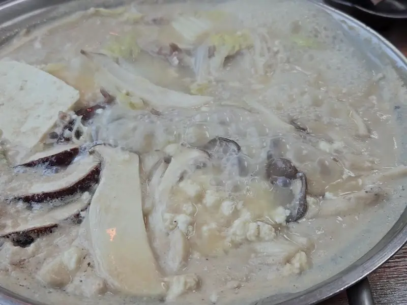 뽀얀 국물의 순두부 전골
