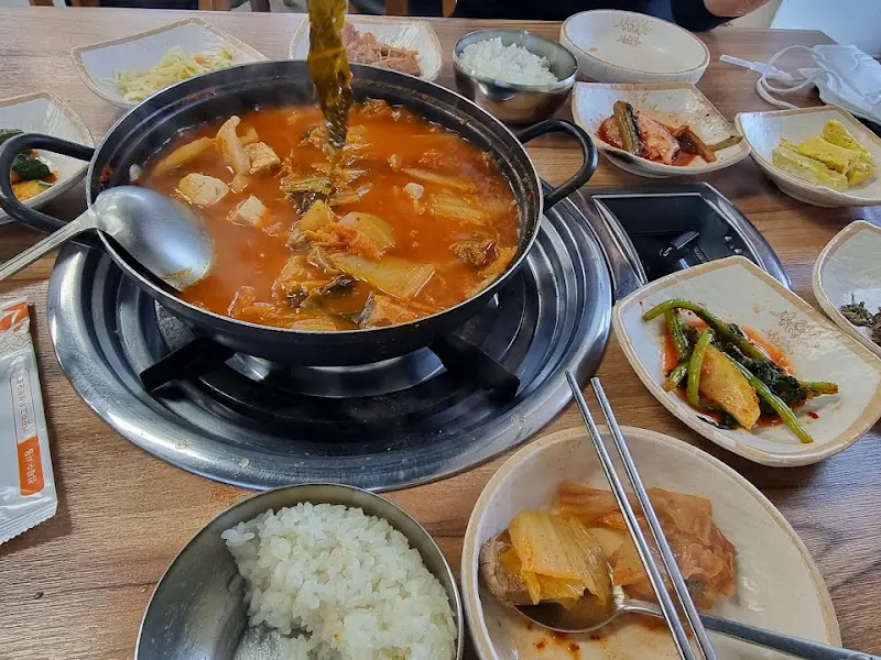 보글보글 끓고 있는 김치찌개의 모습