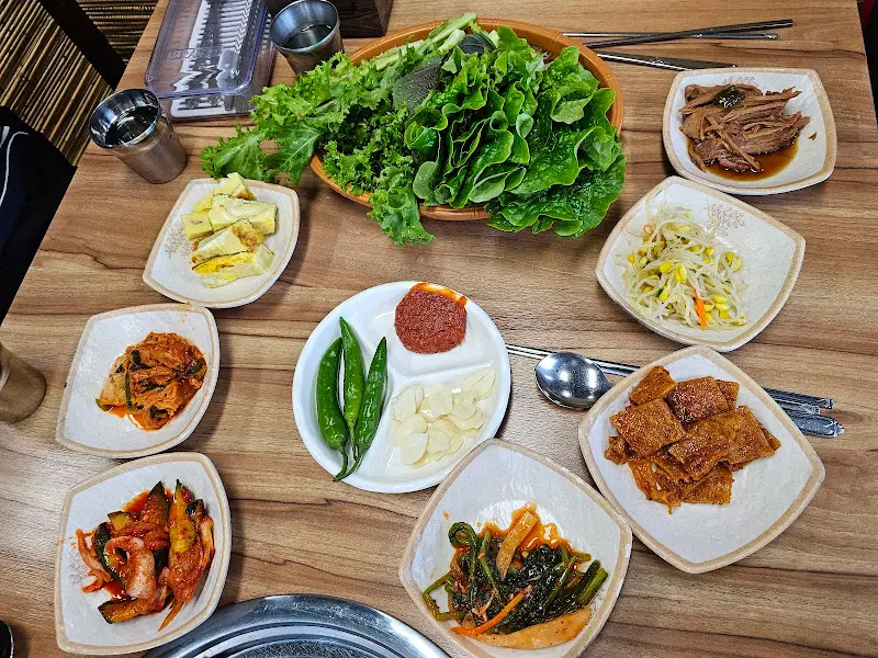 다양하고 정갈한 밑반찬들