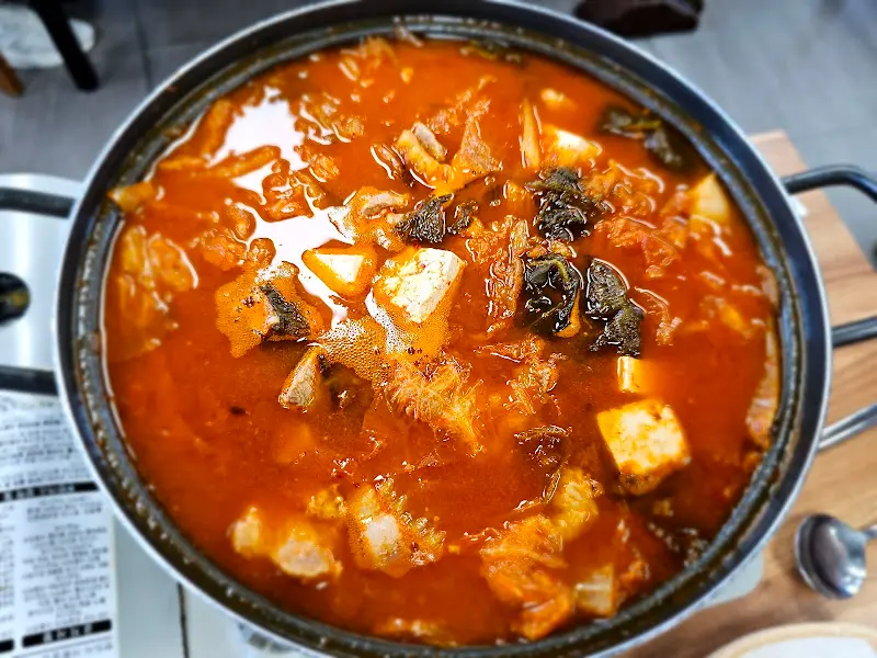 김치와 두부가 듬뿍 들어간 김치찌개