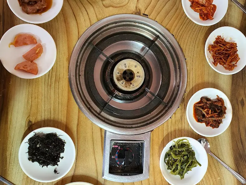 테이블 중앙에 놓인 버너