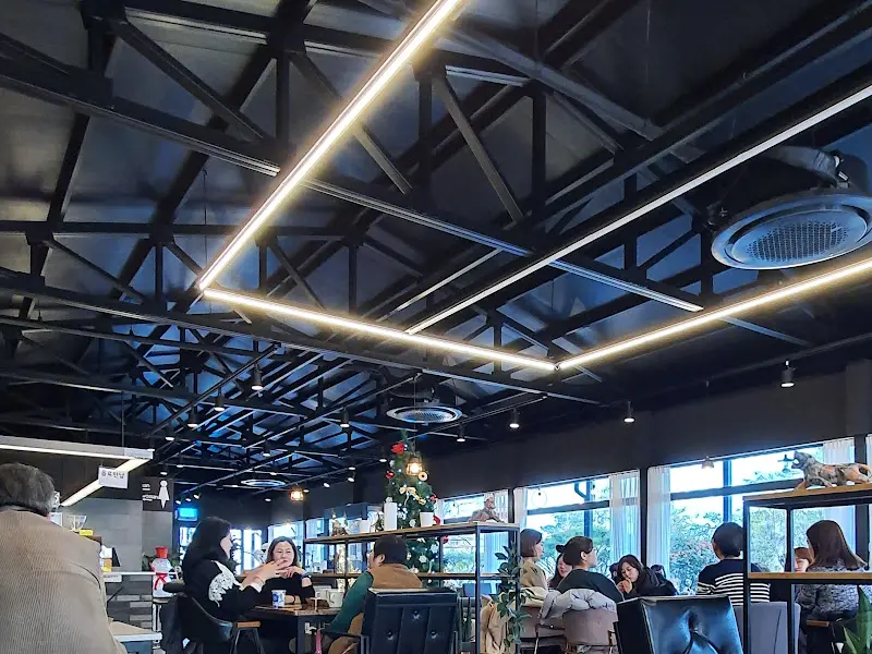 카페 내부 전경