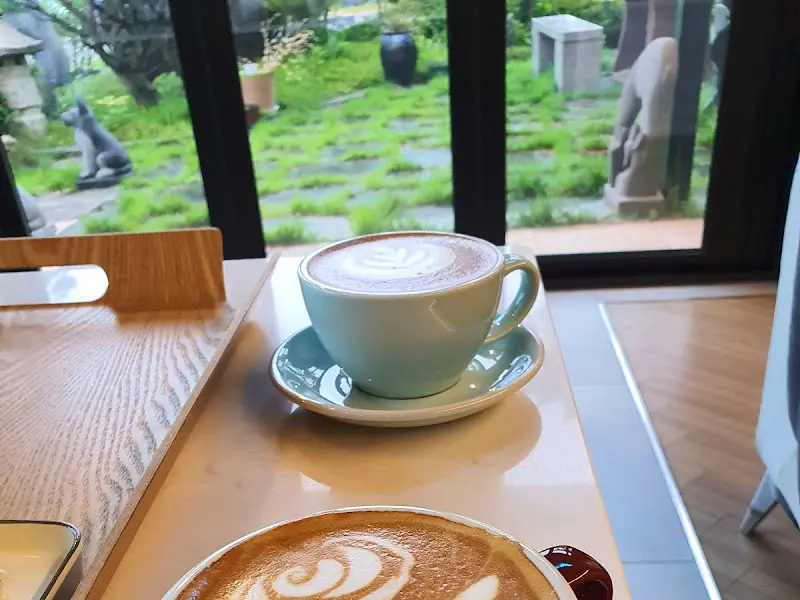 라떼 아트가 돋보이는 커피