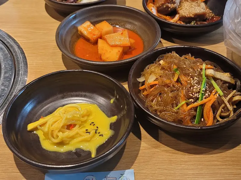 정갈한 놋그릇에 담긴 밑반찬