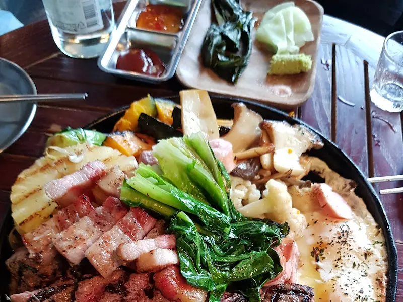 고기, 야채, 파인애플 등 다양한 구성